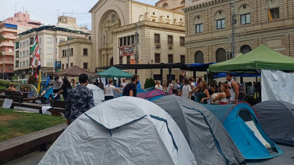 acampada-por-la-vivienda-en-la-plaza-de-la-montaneta-en-alicante_49_1200x675